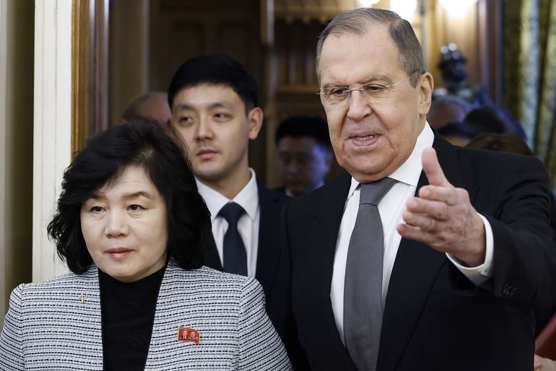 El ministro de Exteriores de Rusia, Sergey Lavrov (derecha), recibe a su homóloga norcoreana, Choe Son Hui, en Moscú, Rusia, el 16 de enero de 2024. (Maxim Shemetov/Pool Foto vía AP)