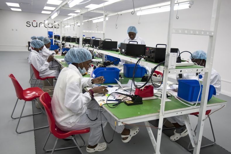 T&eacute;cnicos de la empresa Surtab ensamblan tabletas electr&oacute;nicas en el parque industrial de Puerto Pr&iacute;ncipe, Hait&Iacute;. Dos empresas est&aacute;n fabricando esos dispositivos tanto para el mercado nacional como para su exportaci&oacut