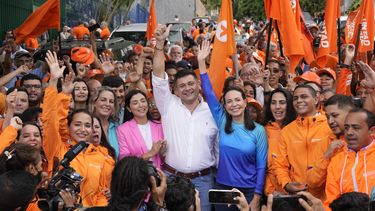 La aspirante presidencial de la oposición María Corina Machado y el líder opositor Freddy Superlano, ambos al centro, levantan los brazos para los fotógrafos durante un evento de campaña en Caracas, Venezuela, el viernes 13 de octubre de 2023. Superlano anunció su retiro de las primarias y el apoyo de su partido, Voluntad Popular, a Machado antes de las primarias de la oposición para elegir un candidato que se enfrente al presidente Nicolás Maduro en las elecciones generales de 2024. (Foto AP/Ariana Cubillos)
