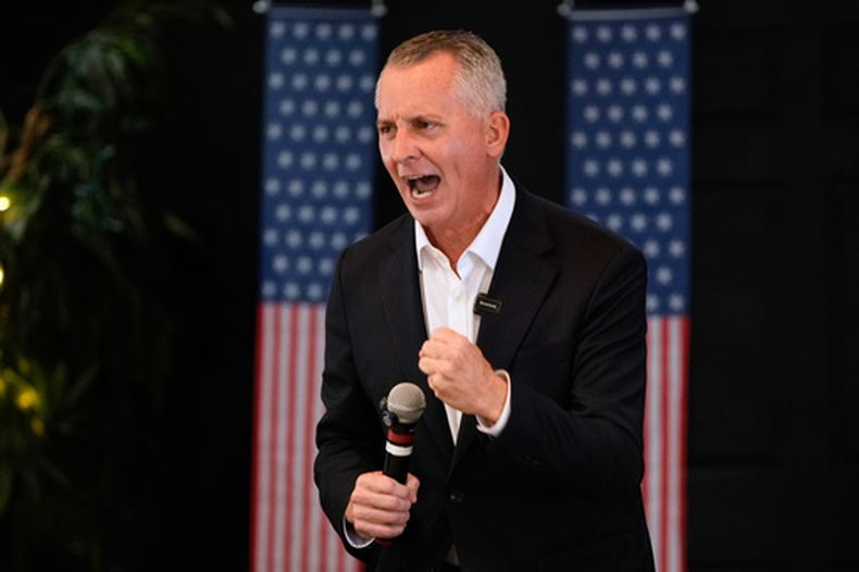 El candidato demócrata a gobernador de Florida, David Jolly, habla durante un mitin ciudadano, el sábado 8 de agosto de 2026, en Leesburg, Florida. (Foto AP/John Raoux)