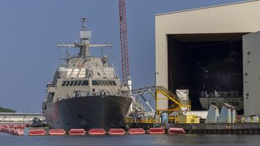 Un buque en construcción se encuentra atracado en las instalaciones de Fincantieri Marinette Marine, el viernes 12 de julio de 2024, en Marinette, Wisconsin. (AP Foto/Mike Roemer)