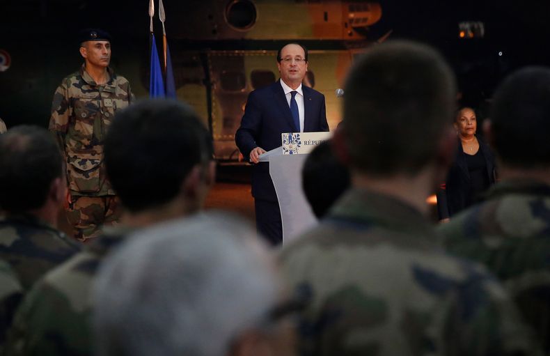 Presidente franc&eacute;s Francois Hollande habla a la tropa durante una escala en la Rep&uacute;blica Centroafricana, 10 de diciembre de 2013. Hollande arrib&oacute; a Brasil el jueves 12 de diciembre de 2013 en visita de estado de dos d&iacute;as para i