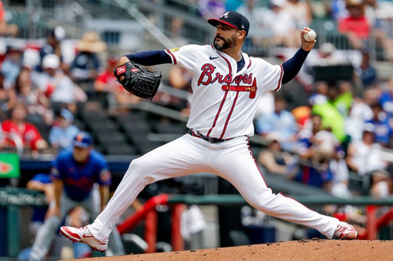 El pitcher venezolano de los Bravos de Atlanta Martín Pérez lanza en la primera entrada ante los Mets de Nueva York el domingo 5 de julio del 2026. (AP Foto/Erik S. Lesser)