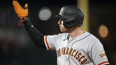 Austin Slater, de los Gigantes de San Francisco, hace un gesto hacia la cueva, tras remolcar una carrera con un sencillo en el duelo del miércoles 7 de junio de 2023, ante los Rockies de Colorado (AP Foto/David Zalubowski)