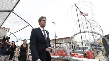 ORourke reanuda campaña tras consolar a El Paso por masacre