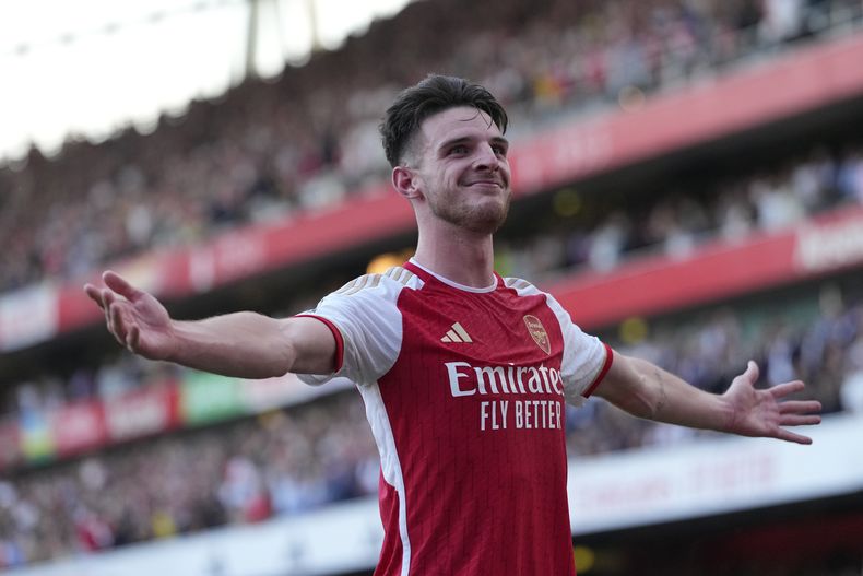 En foto del domingo 3 de septiembre del 2023, Declan Rice del Arsenal celebra tras anotar el gol de la victoria en el encuentro de la Liga Premier ante el Manchester United. (AP Foto/Kirsty Wigglesworth)