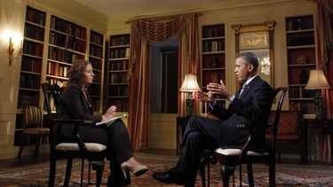 americateve | En esta fotograf&iacute;a tomada el viernes 4 de octubre de 2013, el presidente Barack Obama habla durante una entrevista exclusiva con The Associated Press en la biblioteca de la Casa Blanca en Washington. (Foto AP/Charles Dharapak)