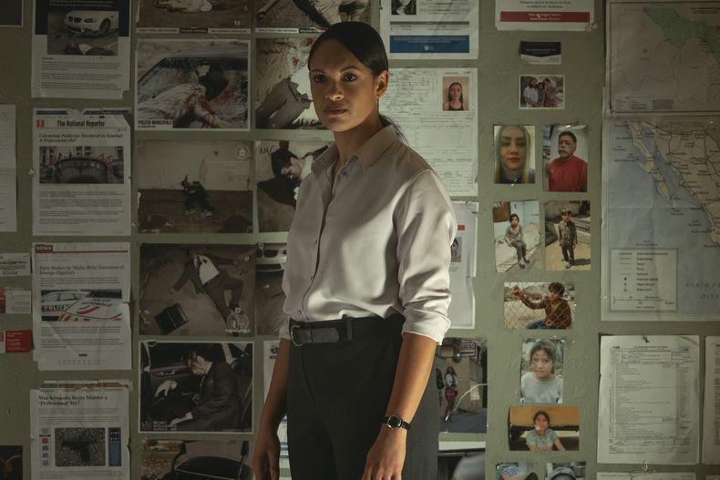Esta imagen publicada por Amazon muestra a Cynthia Addai-Robinson en una escena de The Accountant 2. (Warrick Page/Prime-Amazon Content Services vía AP)