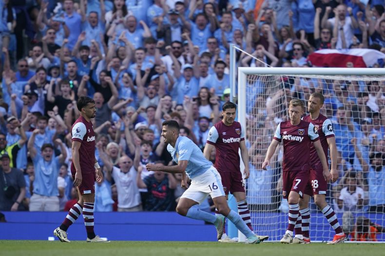 Rodrigo celebra tras anotar el tercer gol del Manchester City ante West Ham en la Liga Premier, el domingo 19 de mayo de 2024. (AP Foto/Dave Thompson)