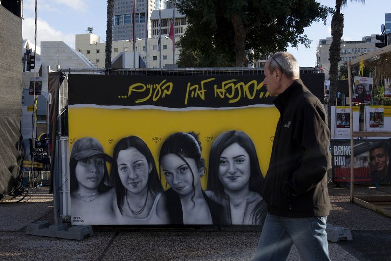 Un mural con la imagen de soldados israelíes secuestradas por el grupo insurgente Hamás en Gaza, en una calle de Tel Aviv, Israel, el 24 de enero de 2025. (AP Foto/Maya Alleruzzo)