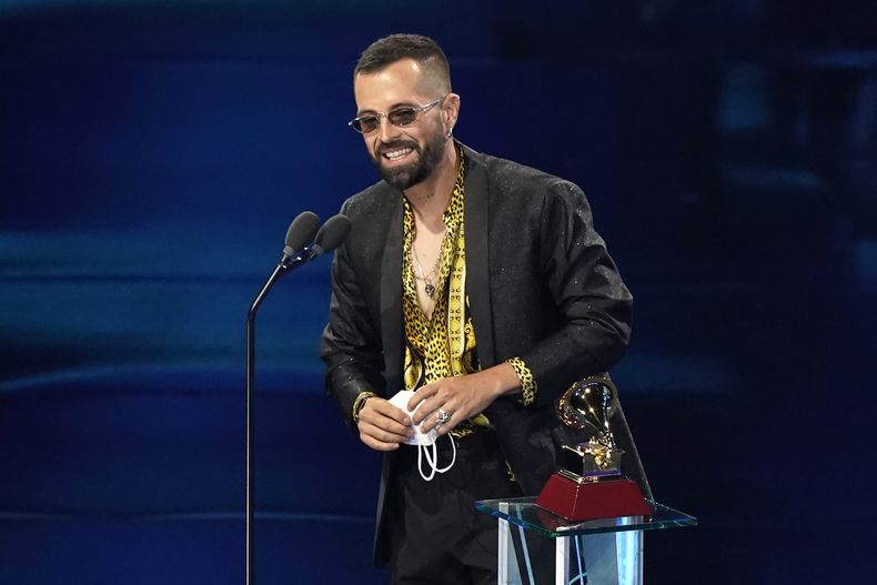 ARCHIVO - Mike Bahia recibe el premio a mejor nuevo artista en la 21a entrega anual del Latin Grammy el 19 de noviembre de 2020, en la Arena American Airlines en Miami. Mike Bahia se presentará en La Premiere del Latin Grammy el 16 de noviembre de 2023 en Sevilla. (Foto AP/Marta Lavandier, archivo)