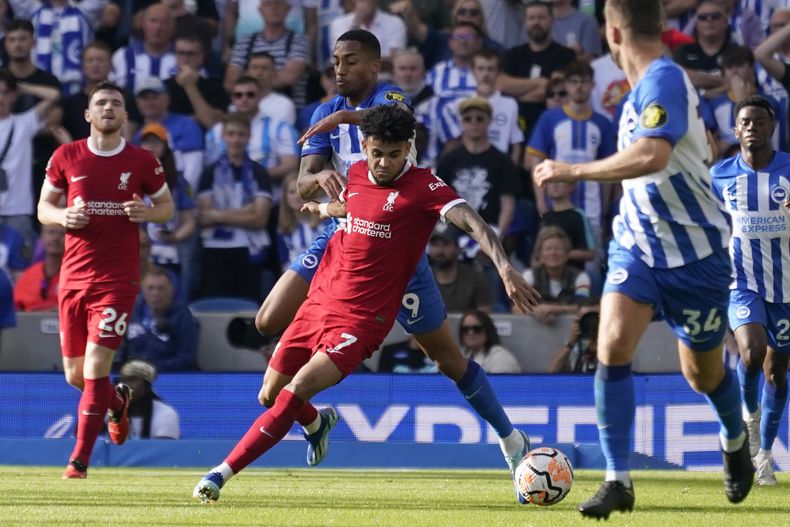El atacante colombiano Luis Díaz (centro) pugna por el balón con Joao Pedro de Brighton en el partido de la Liga Premier, el domingo 8 de octubre de 2023, en Brighton. (AP Foto/Alberto Pezzali)