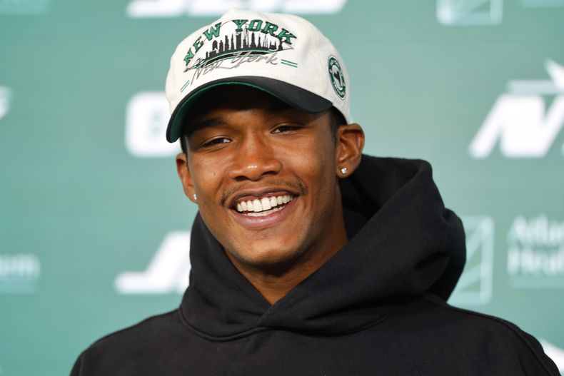 ARCHIVO - Garrett Wilson, receptor de los Jets de Nueva York, responde preguntas durante una conferencia de prensa después de un entrenamiento del equipo de la NFL, el 21 de mayo de 2025, en Florham Park, Nueva Jersey. (AP Foto/Noah K. Murray, Archivo)