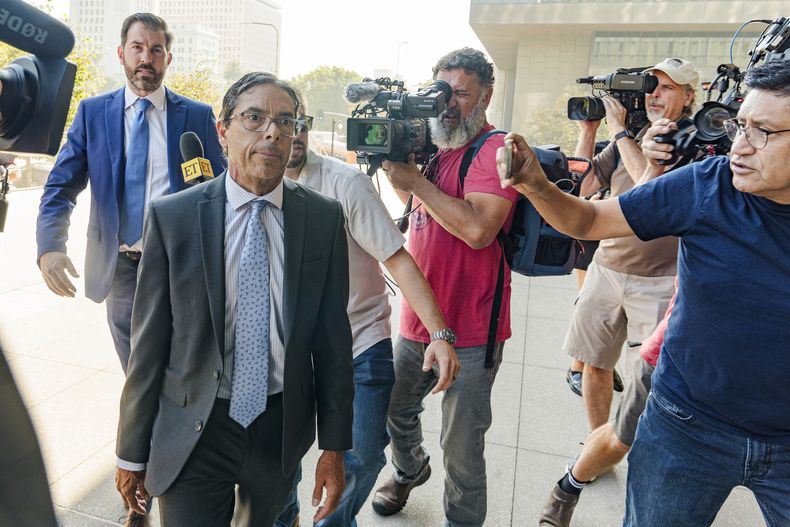 El Dr. Mark Chávez, un médico de San Diego, segundo desde la izquierda, acusado en relación con la muerte del actor Matthew Perry por una sobredosis accidental de ketamina, con su abogado defensor criminal Matthew Binninger, en el extremo izquierdo, llegan para una audiencia en el tribunal federal en Los Ángeles el miércoles 2 de octubre de 2024. (Foto AP/Damian Dovarganes)