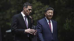 El presidente de China, Xi Jinping (derecha), y el presidente del gobierno de España, Pedro Sánchez, hablan durante un paseo por los jardines de la Casa de Huéspedes Diaoyutai tras una reunión en Beijing, China, el 11 de abril de 2025. (Andrés Martínez Casares/Pool Foto vía AP)