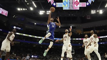 Con 29 puntos de Brook Lopez, Bucks vencen a los Cavs