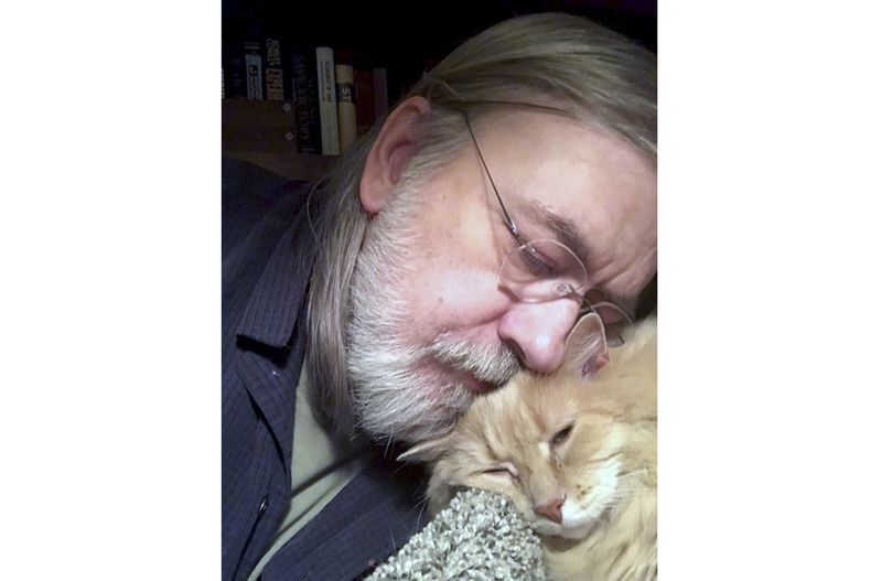 En este autorretrato sin fecha proporcionado por Little Brown, el actor Caleb Carr y su gata Masha en su casa en Cherry Plain, Nueva York. Carr falleció a causa de cáncer el jueves 23, de mayo de 2024, de acuerdo con su editorial, Little, Brown and Company. (Caleb Carr/Little Brown vía AP)