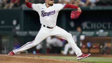 Nathan Eovaldi, abridor de los Rangers de Texas, hace un lanzamiento en el juego del martes 18 de julio de 2023, ante los Rays de Tampa Bay (AP Foto/Tony Gutiérrez)