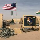 ARCHIVO - Banderas de Níger y Estados Unidos ondean en el campamento para miembros de la fuerza aérea y otro personal que ayuda en la construcción de la Base Aérea 201 de Níger, el 16 de abril de 2018, en Agadez, Níger. (AP Foto/Carley Petesch, Archivo)
