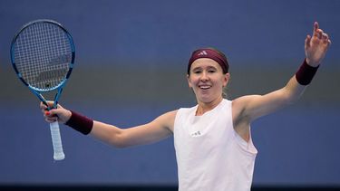 La checa Nikola Bartunkova celebra al vencer a su compatriota Karolina Muchova en los cuartos de final del Abierto de China el jueves 8 de octubre del 2026. (AP Foto/Andy Wong)