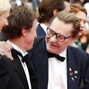 ARCHIVO - El actor Helmut Berger, derecha, con el actor Jeremie Renier, de izquierda a derecha, la actriz Aymeline Valade y el director Bertrand Bonello previo a la proyección de Saint-Laurent en la 67a edición del festival internacional de cine de Cannes, en el sur de Francia, el 17 de mayo de 2014. El actor austriaco Helmut Berger, astro del cine europeo de las décadas de 1960 y 1970, quien que saltó a la fama con papeles en películas del director italiano Luchino Visconti, ha muerto. Tenía 78 años. (Foto AP/Alastair Grant, archivo)