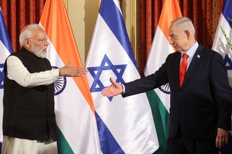 El primer ministro israelí Benjamin Netanyahu (d) con el primer ministro indio Narendra Modi en Jerusalén, el 26 de febrero del 2026. (Gil Cohen Magen/Pool Photo via AP)