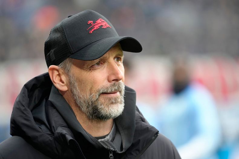 ARCHIVO - Marco Rose, técnico de Leipzig, aguarda por el comienzo del partido contra Bochum en la Bundesliga, el sábado 18 de enero de 2025. (AP Foto/Martin Meissner, File)