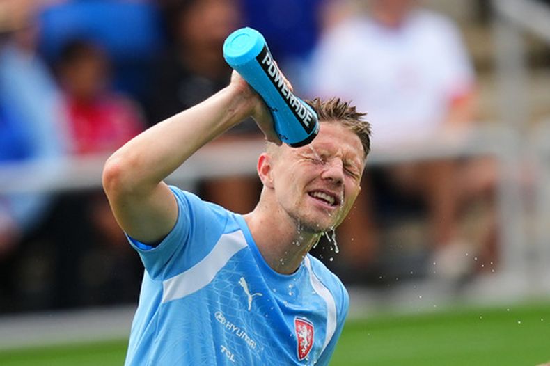 El checo Lukas Cerv se refresca durante la sesión de entrenamiento del equipo durante el Mundial, el sábado 6 de junio de 2026, en Mansfield, Texas. (AP Foto/Julio Cortez)