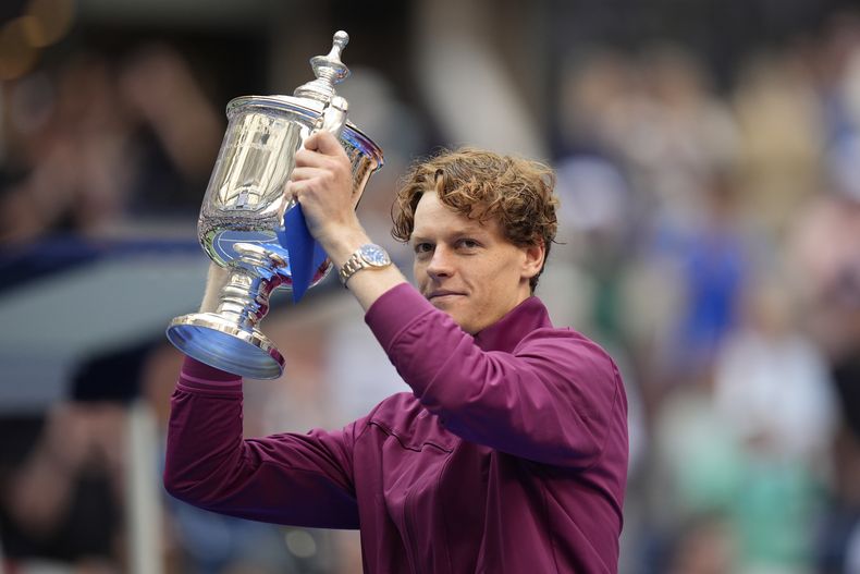 Jannik Sinner, de Italia, sostiene el trofeo de campeón tras derrotar a Taylor Fritz, de Estados Unidos, en la final individual masculina del Abierto de Tenis de Estados Unidos, el domingo 8 de septiembre de 2024, en Nueva York. (AP Foto/Seth Wenig)