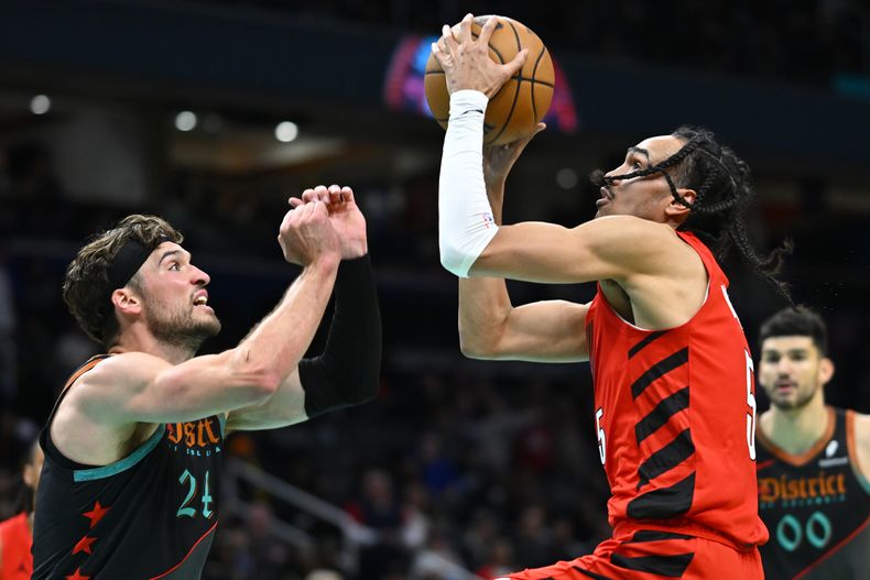 Dalano Banton, derecha, de los Trail Blazers de Portland, anota sobre Corey Kispert, de los Wizards de Washington, durante la segunda mitad del juego de baloncesto de la NBA, el viernes 5 de abril de 2024, en Washington. (AP Foto/John McDonnell)
