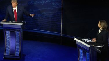 ARCHIVO - El candidato presidencial republicano, el expresidente Donald Trump, y la candidata presidencial demócrata, la vicepresidenta Kamala Harris, participan durante un debate presidencial de ABC News en el Centro Nacional de la Constitución, el martes 10 de septiembre de 2024, en Filadelfia. (AP Foto/Alex Brandon, Archivo)