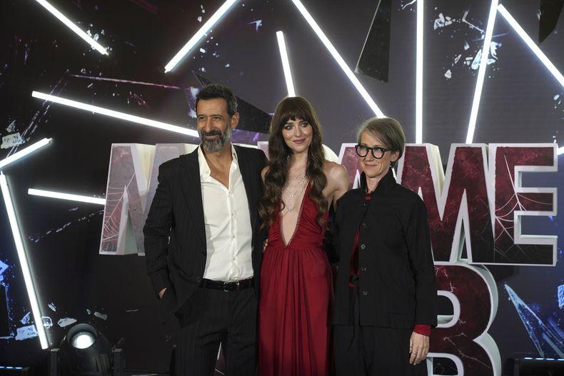 Los actores José María Yazpik, de izquierda a derecha, Dakota Johnson y la directora S. J. Clarkson, posan en la alfombra roja de la película Madame Web en la Ciudad de México el martes 13 de febrero de 2024. (Foto AP/Marco Ugarte)