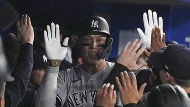 Aaron Judge, de los Yanquis de Nueva York, es felicitado por su jonrón de dos carreras ante los Azulejos de Toronto, el martes 16 de mayo de 2023 (Chris Young/The Canadian Press via AP)