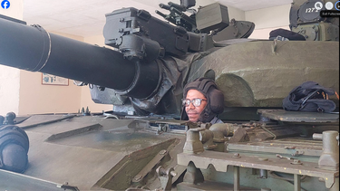 raul torres provoca burlas en redes tras posar sobre un tanque del ejercito cubano