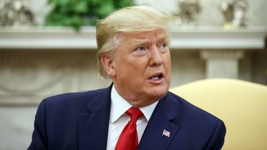 Trump dice que no está feliz con consigna de sus partidarios