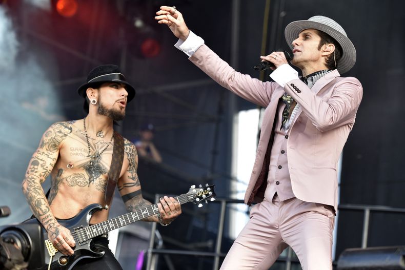 ARCHIVO - Dave Navarro, izquierda, y Perry Farrell de Janes Addiction actúan en Lollapalooza el 30 de julio de 2016 en Chicago. (Foto Rob Grabowski/Invision/AP, archivo)