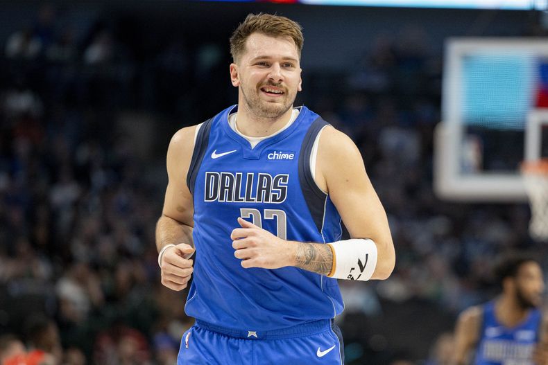 Luka Doncic, de los Mavericks de Dallas, corre en la duela durante la primera mitad del partido de baloncesto de la NBA en contra de los Raptors de Toronto, el miércoles 8 de noviembre de 2023, en Dallas. (AP Foto/Gareth Patterson)