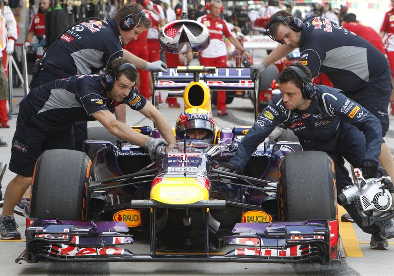 El australiano Mark Webber, de Red Bull, se adjudic&oacute; la pole en la clasificatoria para el Gran Premio de Jap&oacute;n. En la imagen, Webber es regresado a su garage al final de la &uacute;ltima pr&aacute;ctica en Suzuka, Jap&oacute;n, el s&aacute;b