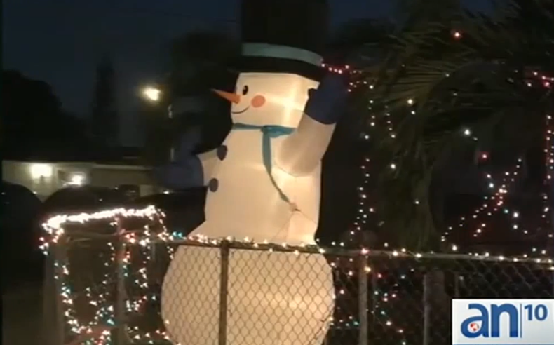 Ladrones robaron un muñeco de nieve inflable que decoraba la vivienda.