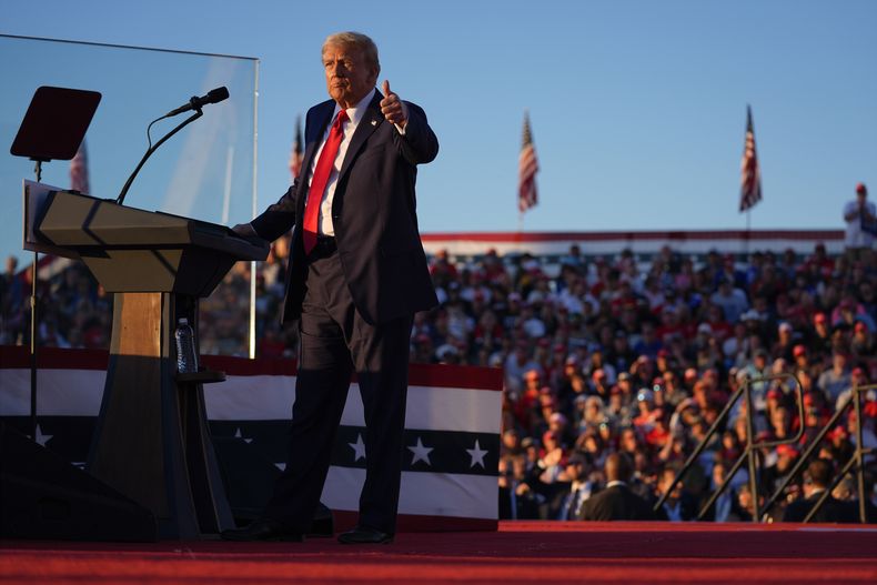 El candidato presidencial republicano, el expresidente Donald Trump, gesticula durante un acto de campaña en el Butler Farm Show, el sábado 5 de octubre de 2024, en Butler, Pensilvania (Foto AP/Evan Vucci).