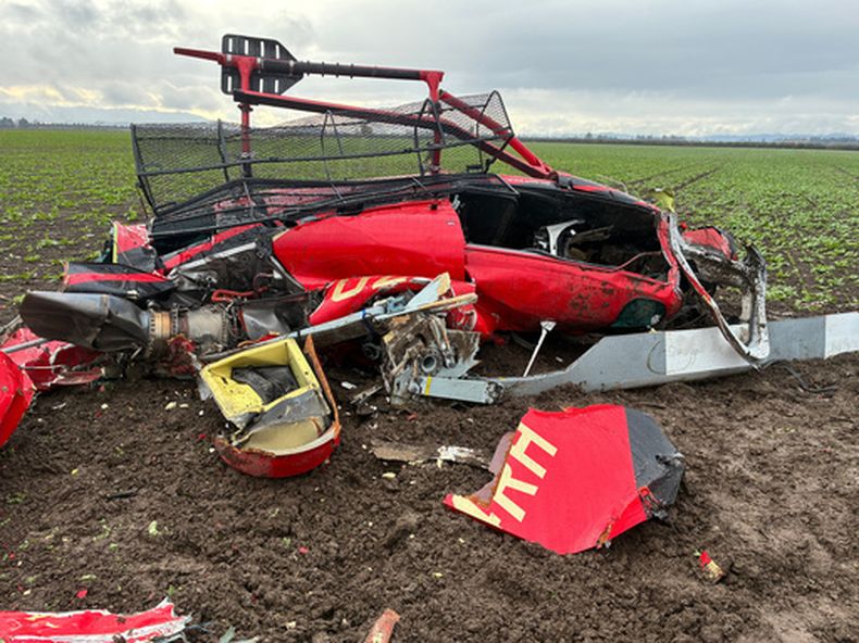 Esta fotografía, difundida por la Oficina Policial del condado de Yamhill, muestra los restos de un helicóptero tras chocar con otro el jueves 29 de octubre de 2026. Ambas aeronaves se desplomaron en un campo agrícola en el condado de Yamhill, Oregon. (Oficina Policial del condado de Yamhill vía AP)