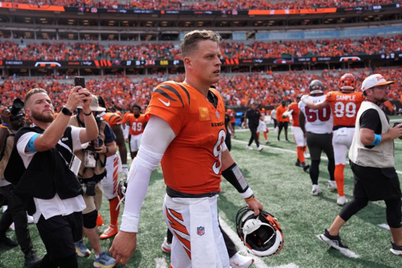 Joe Burrow, quarterback de los Bengals de Cincinnati, abandona el campo después de la victoria sobre los Buccaneers de Tampa Bay en partido de la NFL del domingo 13 de septiembre de 2026, en Cincinnati. (AP Foto/Joshua A. Bickel)