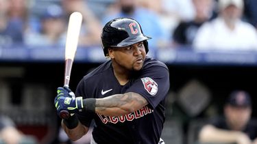 El dominicano José Ramírez de los Guardianes de Cleveland observa al lanzador antes de batear un grand slam en el tercer inning del juego ante los Reales de Kansas City el miércoles 28 de junio del 2023. (AP Foto/Charlie Riedel)