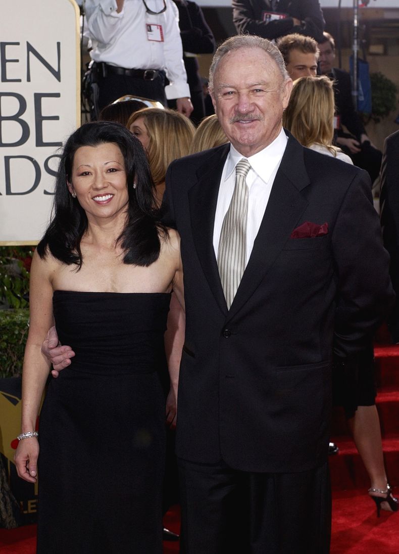 ARCHIVO - El actor Gene Hackman llega con su esposa, Betsy Arakawa, a la 60a entrega de los Globos de Oro en Beverly Hills, California, el domingo 19 de enero de 2003. (Foto AP/Mark J. Terrill, archivo)
