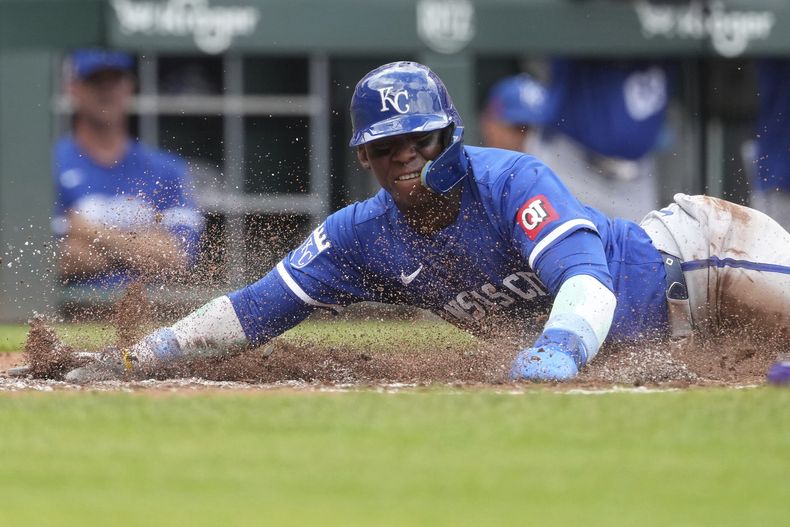 El cubano de los Reales de Kansas City, Dairon Blanco anota luego de un sencillo de Vinnie Pasquantino durante la tercera entrada del juego de béisbol ante los Rojos de Cincinnati, el domingo 18 de agosto de 2024, en Cincinnati. (AP Foto/Kareem Elgazzar)