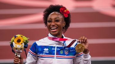 jasmine camacho-quinn invertira el bono de $50,000 de la medalla olimpica de oro en una casa