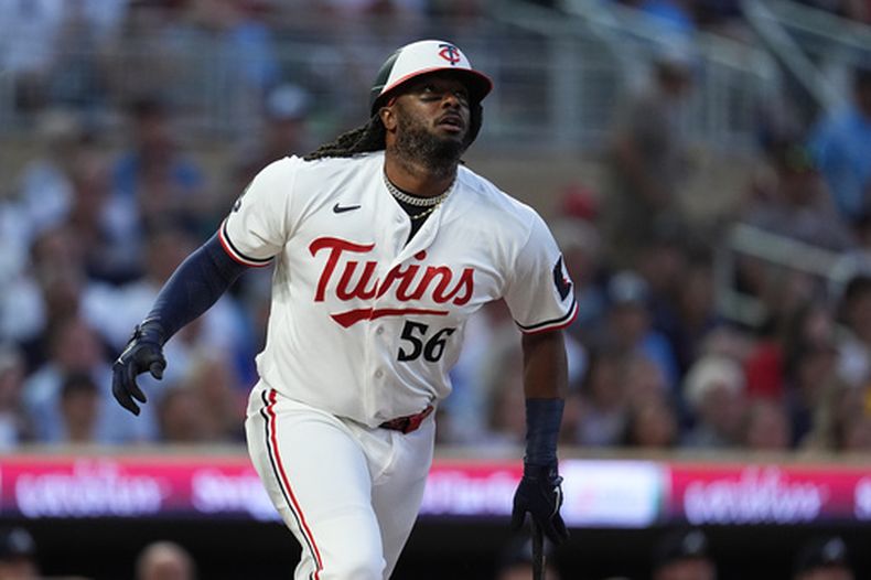 Josh Bell, bateador designado de los Mellizos de Minnesota, observa su doble por regla, productor de dos carreras, durante la primera entrada de un partido de béisbol de Grandes Ligas contra los Bravos de Atlanta, el lunes 17 de agosto de 2026, en Minneapolis. (Foto AP/Abbie Parr)
