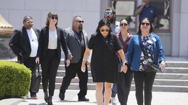 Gloria Cazares, derecha, camina de la mano con Veronica Mata durante un descanso en una audiencia judicial por un litigio entre familiares de las víctimas de la balacera ocurrida en una escuela de Uvalde, Texas, en 2022, y Meta Platforms, el viernes 18 de julio de 2025, en Los Ángeles. (AP Foto/Eric Thayer)
