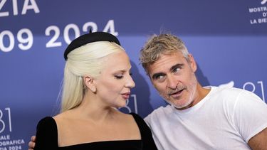 Lady Gaga, izquierda, y Joaquin Phoenix posan en la sesión fotográfica de la película Joker: Folie A Deux durante la 81ª edición del Festival de Cine de Venecia en Venecia, Italia, el miércoles 4 de septiembre de 2024. (Foto Vianney Le Caer/Invision/AP)