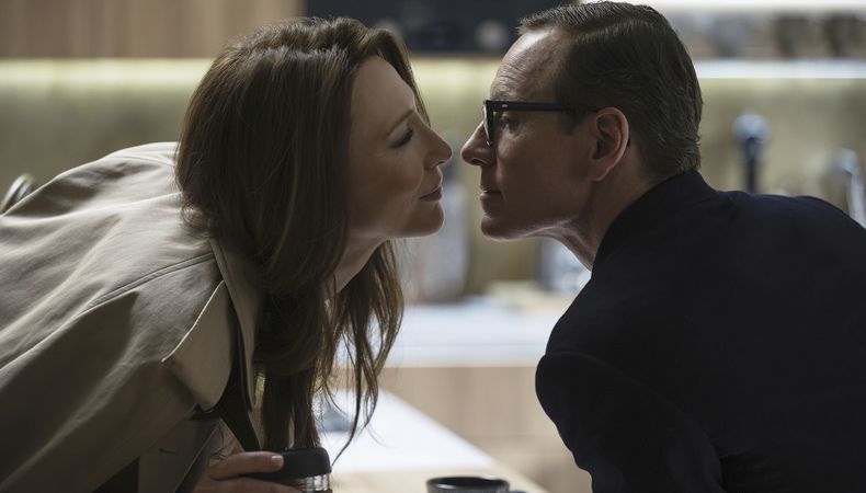 Esta imagen publicada por Focus Features muestra a Cate Blanchett, a la izquierda, y Michael Fassbender en una escena de Black Bag, una película escrita por David Koepp. (Claudette Barius/Focus Features via AP)
